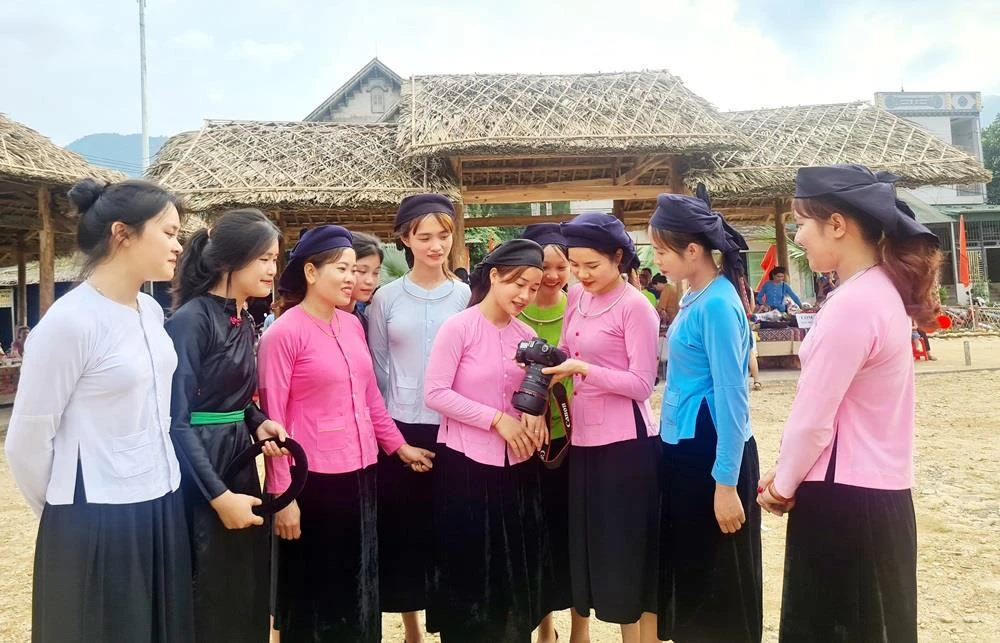 Phụ nữ dân tộc Tày Nghĩa Đô mặc trang phục truyền thống trong ngày hội.
