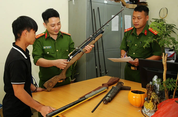 cong-an-xa-phu-nhuan-tiep-nhan-sung-tu-che-cua-nguoi-dan-giao-nop-3898.jpg