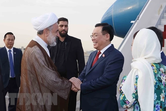 Lễ đón Chủ tịch Quốc hội Vương Đình Huệ tại Sân bay Mehrabad, thủ đô Tehran.