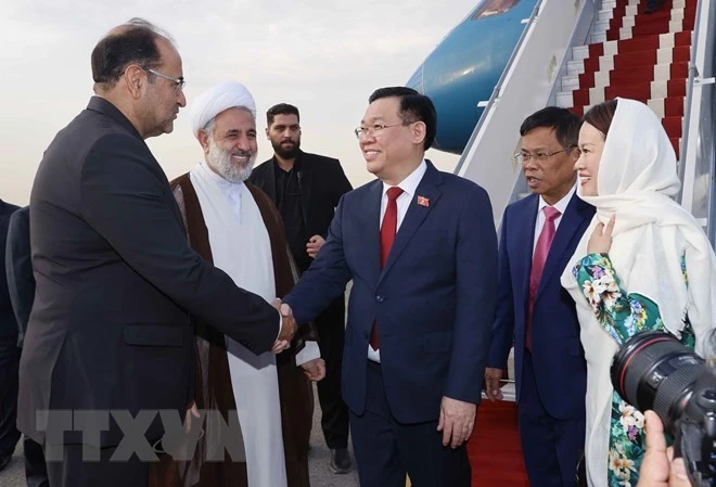 Lễ đón Chủ tịch Quốc hội Vương Đình Huệ tại Sân bay Mehrabad, thủ đô Tehran.