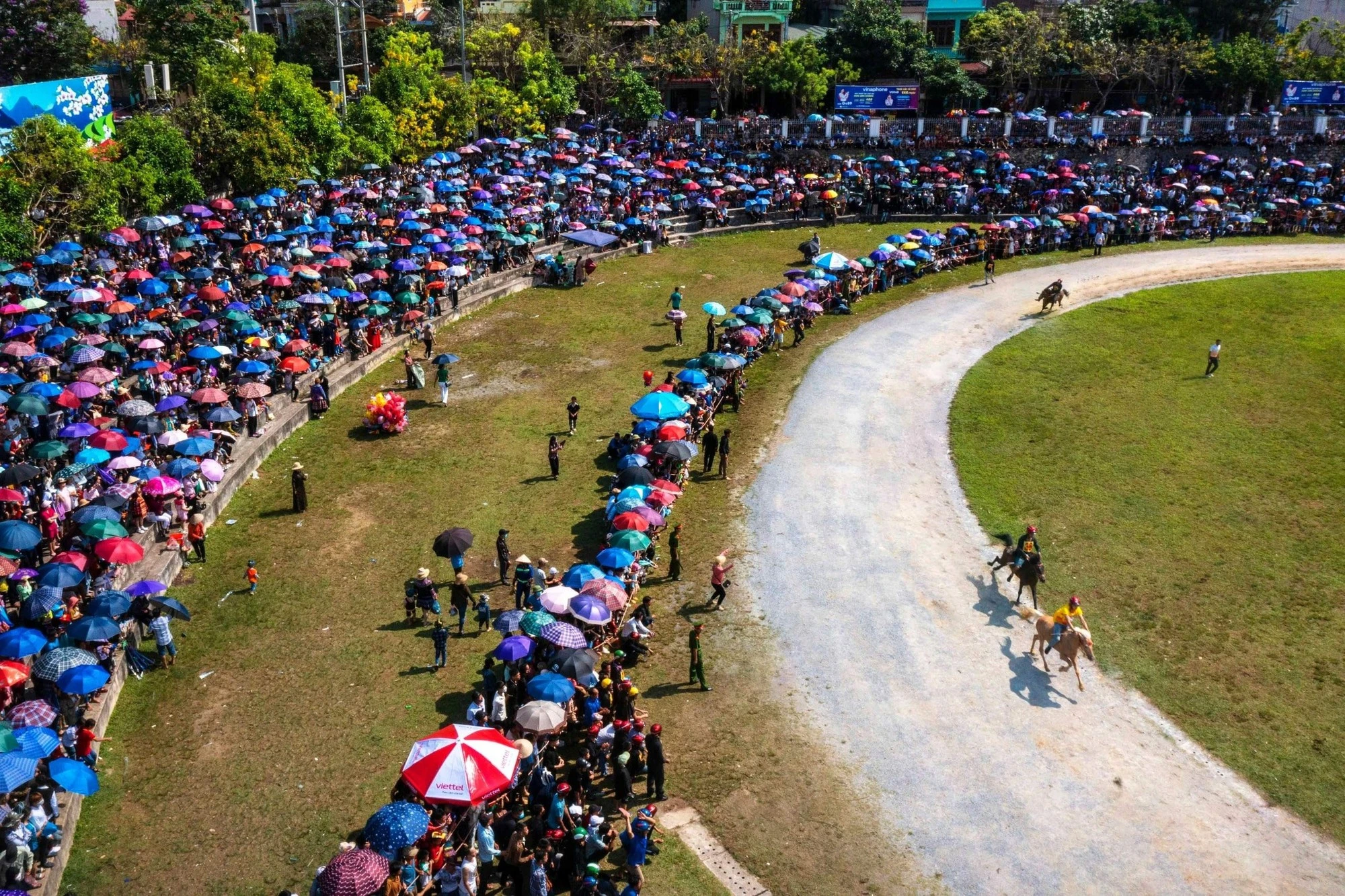 Giải đua ngựa thu hút rất đông du khách và người dân địa phương tới sân vận động trung tâm huyện để theo dõi.