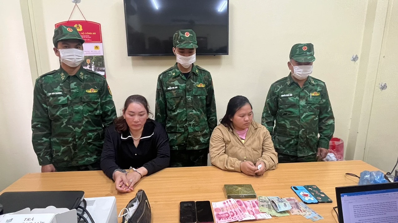 1.Đối tượng Hồ Thị Lưu và Hoàng Thị Hằng cùng tang vật.jpg