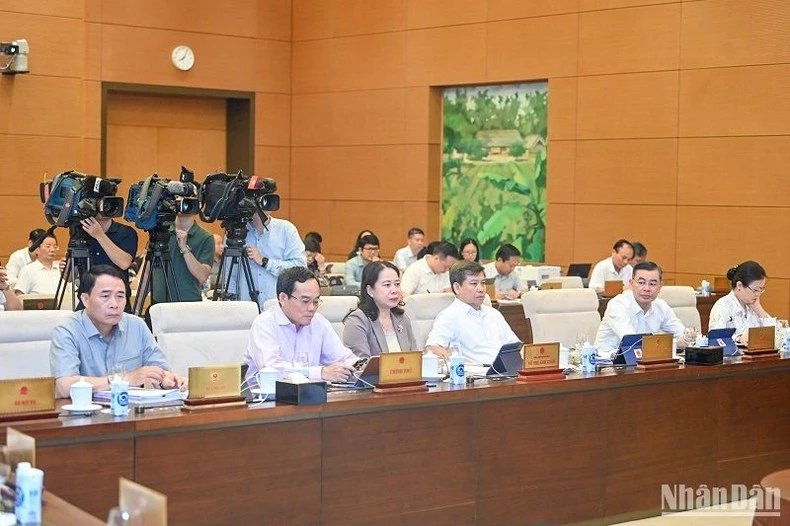 Các đại biểu dự phiên họp.