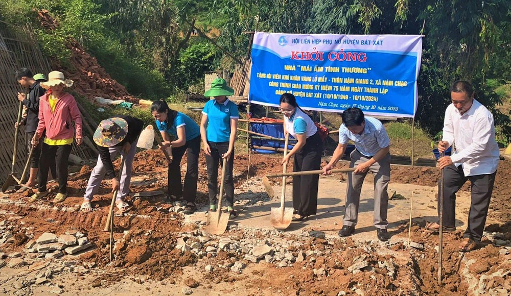 Hội Phụ nữ huyện và chính quyền địa phương khởi công xây dựng nhà cho gia đình chị Mẩy..jpg