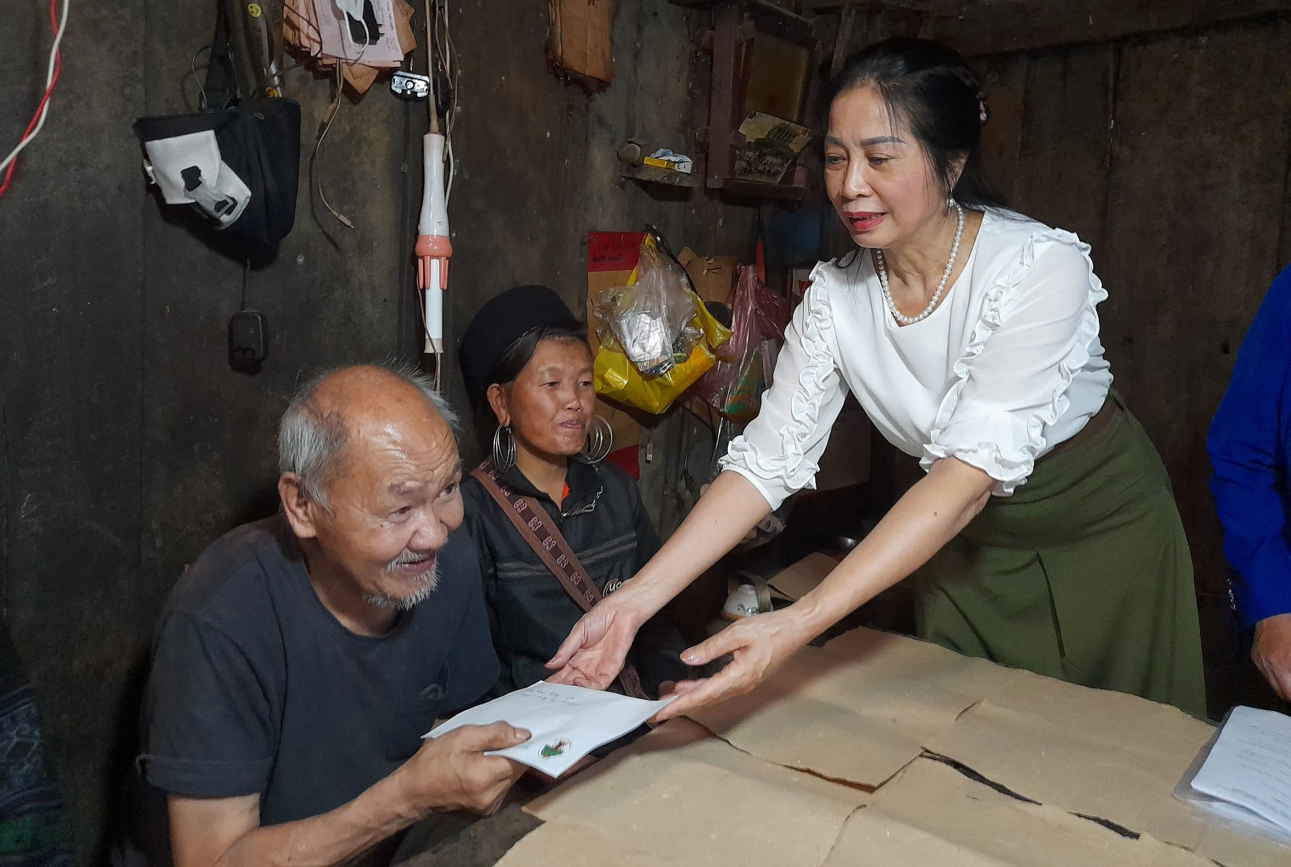 Trao tiền hỗ trợ làm nhà mới cho ông Hạng A Sinh ( sinh năm 1948) thôn Xín Chải, phường Ô Quý Hồ, thị xã Sa Pa.jpg