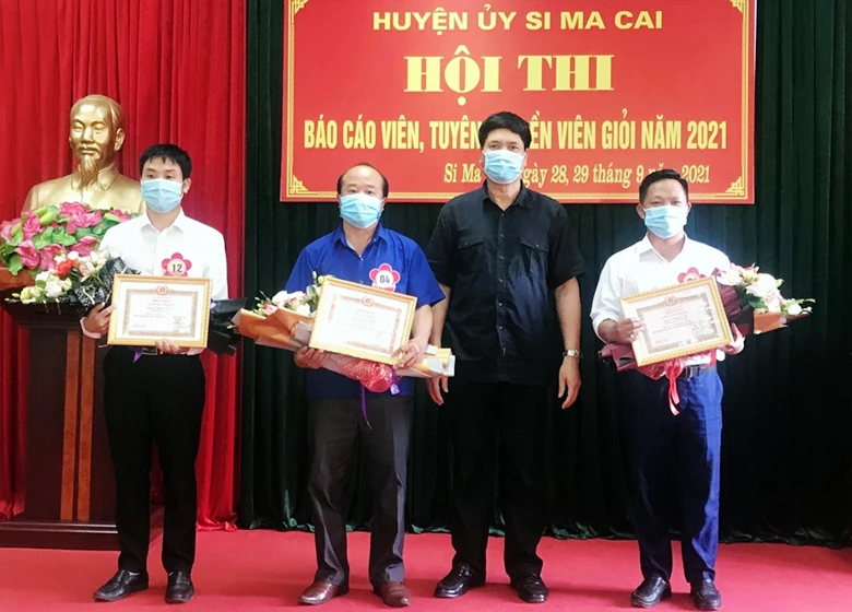 lanh-dao-huyen-trao-phan-thuong-cho-cac-thi-sinh-xuat-sac-2.jpg