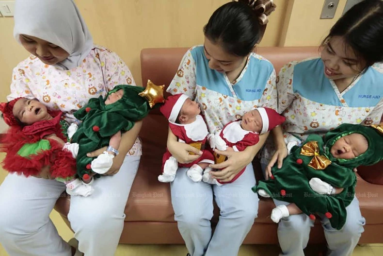 Các y tá đang bế trẻ sơ sinh tại một bệnh viện ở thủ đô Bangkok, Thái Lan.