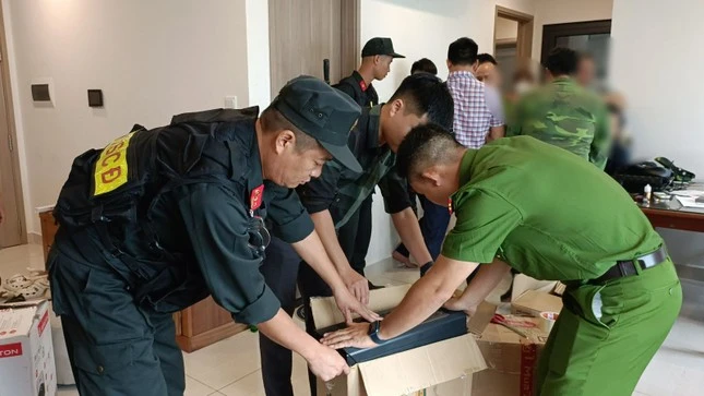 Lực lượng công an thu giữ tang vật.