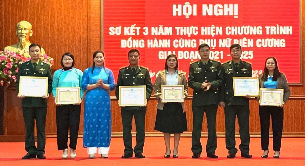 lanh-dao-02-co-quan-tang-giay-khen-cho-cac-ca-nhan-va-tap-the-tai-buoi-so-ket-03-nam-dong-hanh-cung-phu-nuu-bien-cuong-2706.jpg