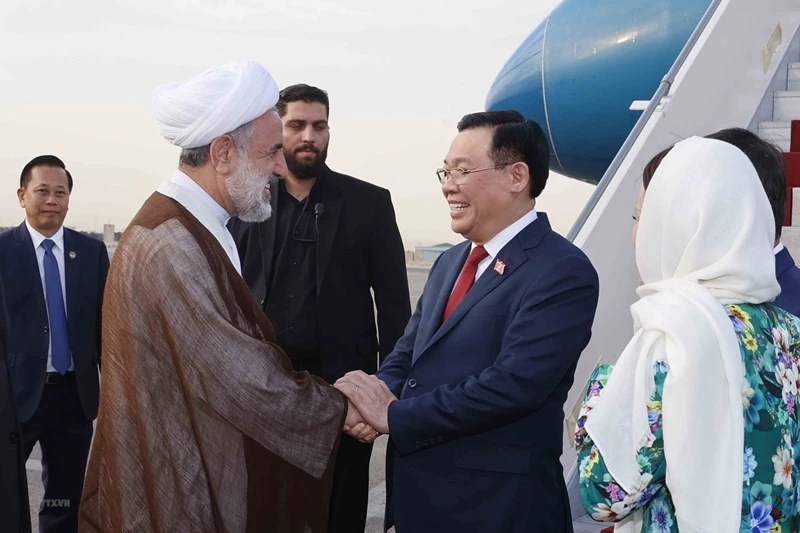 Lễ đón Chủ tịch Quốc hội Vương Đình Huệ tại Sân bay Mehrabad, thủ đô Tehran.
