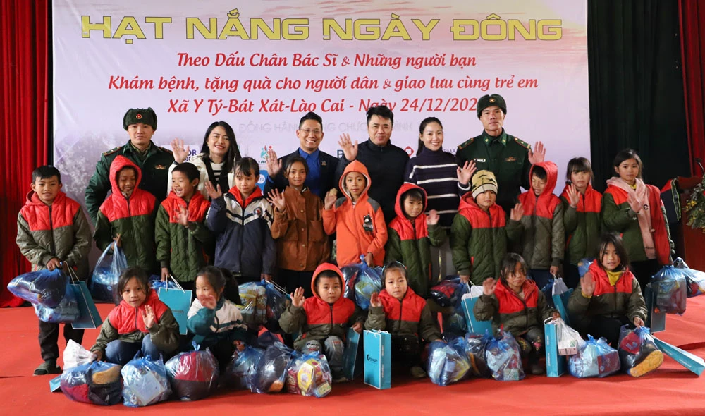 Trao quà cho học sinh.