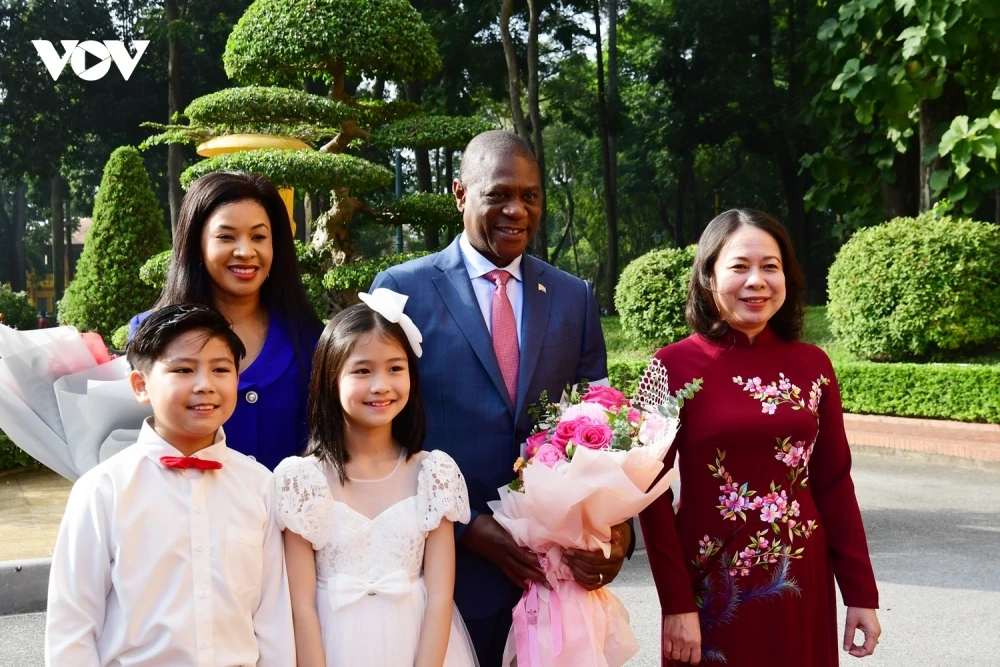 Phó Chủ tịch nước Võ Thị Ánh Xuân tặng hoa chào mừng Phó Tổng thống Nam Phi Paul Mashatile cùng Phu nhân.