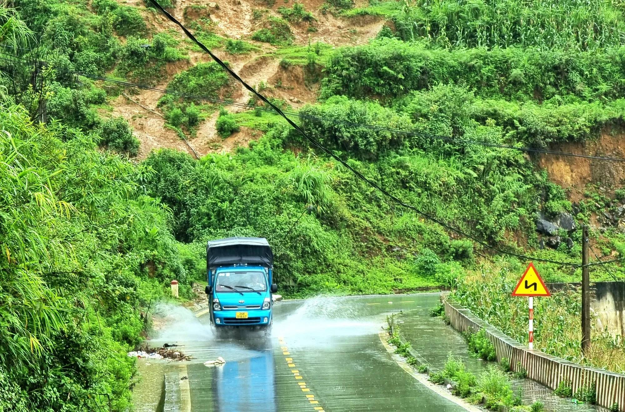 Trời mưa tầm tã khiến đường đi có chỗ ngập nước. Ảnh: Anh Thư
