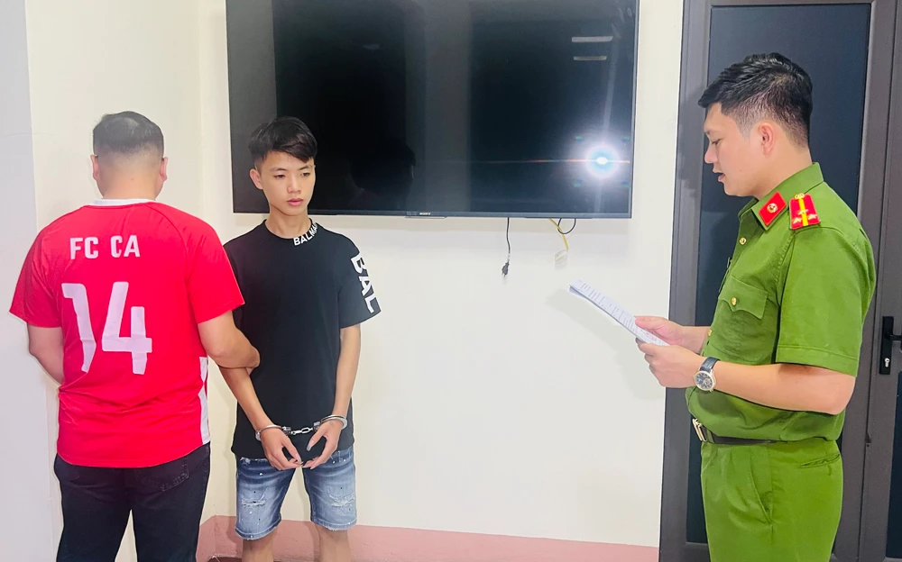 Ảnh 2. Thi hành quyết định giữ người trong trường hợp khẩn cấp đối với đối tượng .jpg