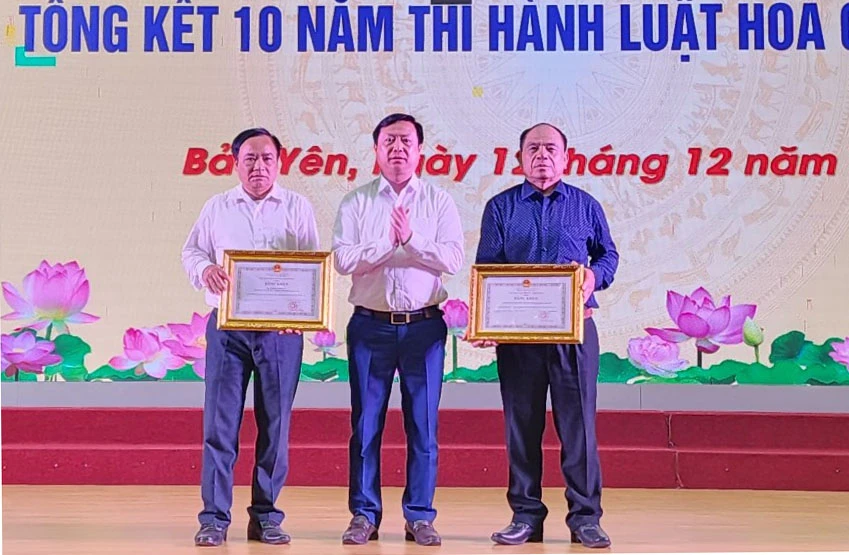 trao-bang-khen-cua-chu-tich-ubnd-tinh-lao-cai-cho-cac-tap-the-ca-nhan-7848.jpg