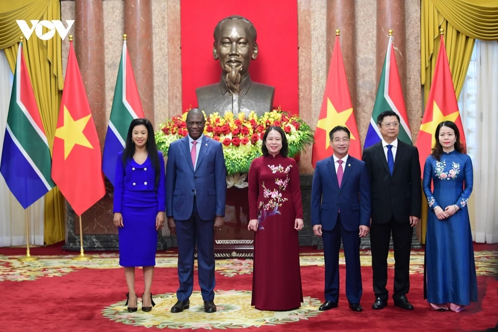 Phó Chủ tịch nước Võ Thị Ánh Xuân chụp ảnh chung cùng Phó Tổng thống Nam Phi Paul Mashatile và Phu nhân trước khi bước vào hội đàm.