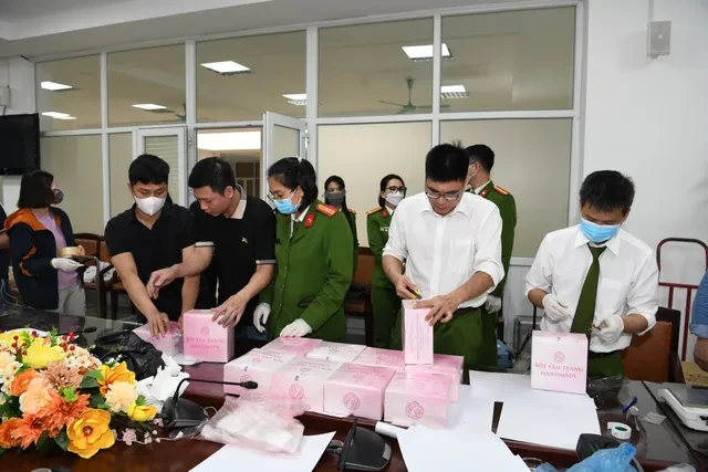 Cục Cảnh sát điều tra tội phạm về ma túy phát hiện đường dây mua bán, vận chuyển trái phép chất ma túy từ nước ngoài về Việt Nam cất giấu ma túy trong hộp bột tắm trắng.