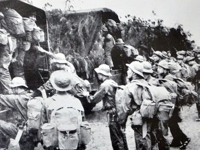 Lớp lớp thanh niên hăng hái lên đường chi viện cho chiến trường miền Nam trong kháng chiến chống Mỹ, cứu nước. Ảnh tư liệu