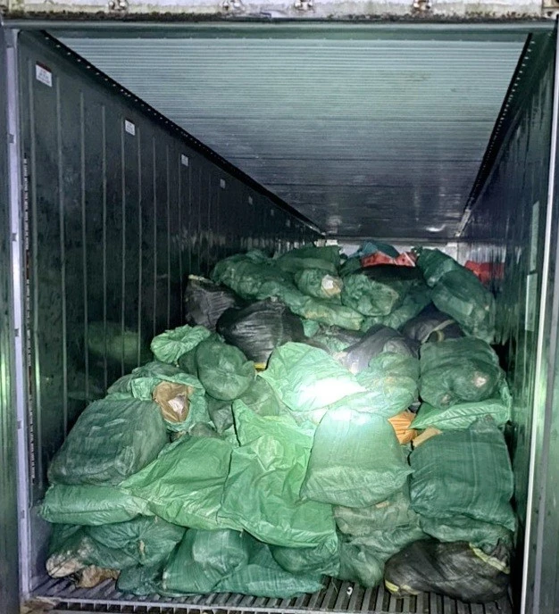 Lô hàng chứa toàn thực phẩm bị lực lượng chức năng phát hiện, bắt giữ.
