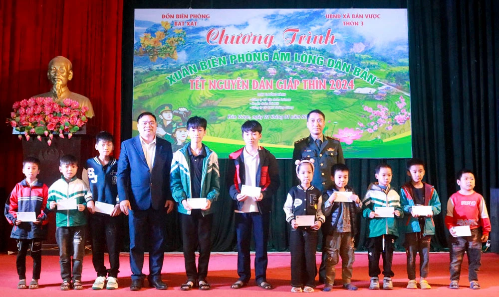tang-hoc-bong-cho-10-hoc-sinh-ngheo-vuot-kho-8404.jpg
