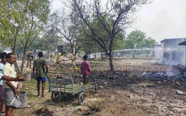 Lính cứu hỏa dập lửa sau vụ nổ tại nhà máy pháo hoa ở Sivakasi, bang Tamil Nadu.
