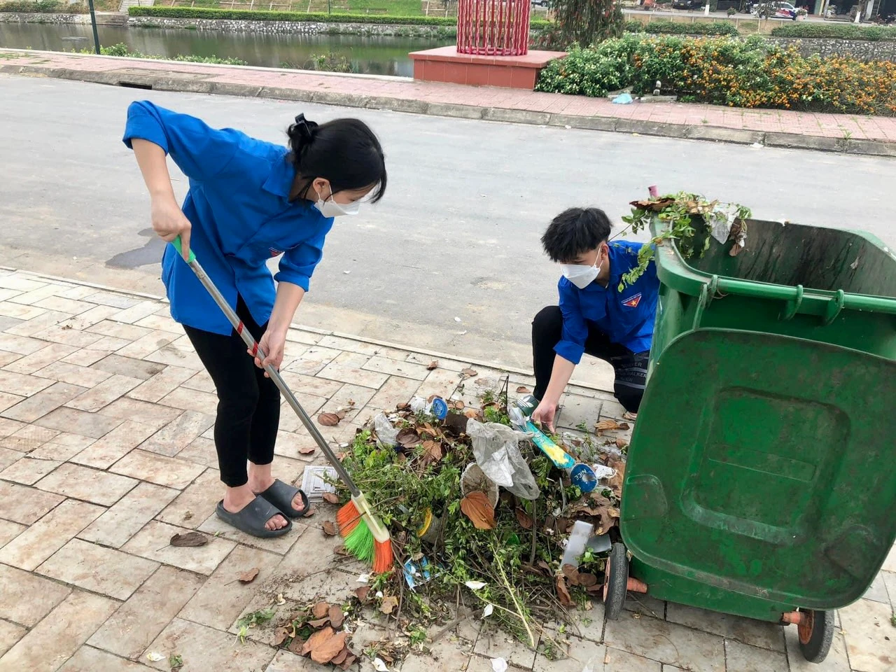 Thu gom rác thải.jpg