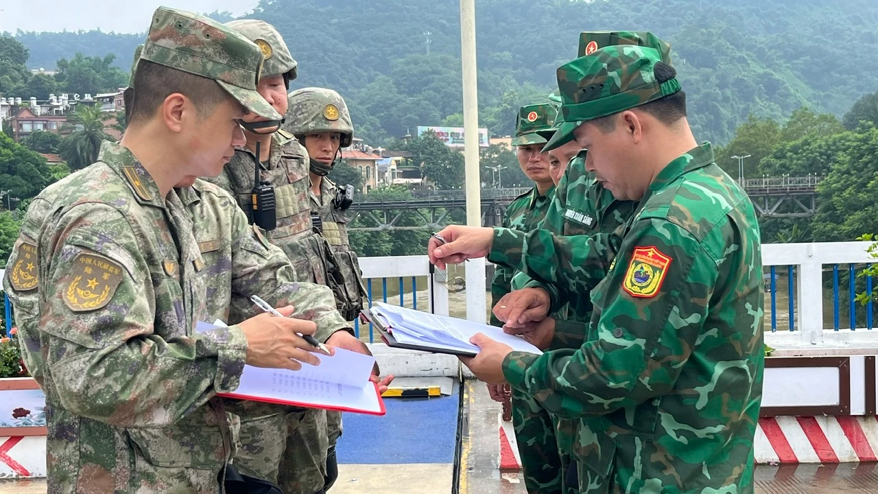 Đội trưởng tuần tra song phương của đồn Biên phòng Trịnh Tường và Tiểu đoàn BĐBP Hà Khẩu ký kết biên bản tuần tra tại vạch phân định đường biên giới Cửa khẩu quốc tế Lào Cai = Hà Khẩu.jpg