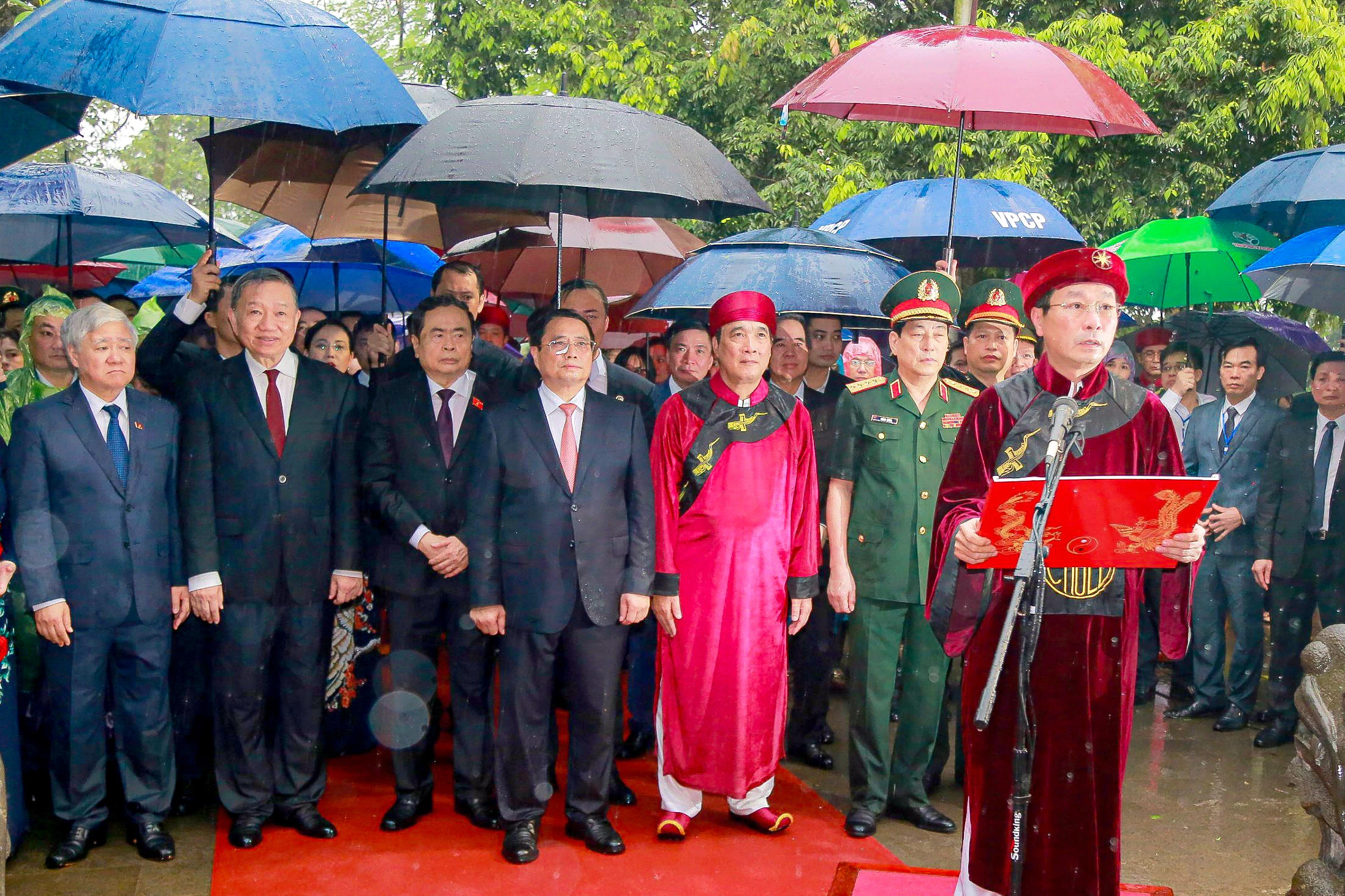 Chủ tịch UBND tỉnh Phú Thọ Bùi Văn Quang kính cẩn đọc Chúc văn tưởng niệm các Vua Hùng.