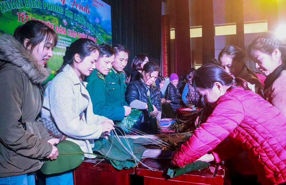 can-bo-chien-si-bien-phong-cung-nhan-dan-goi-banh-chung-3264.jpg