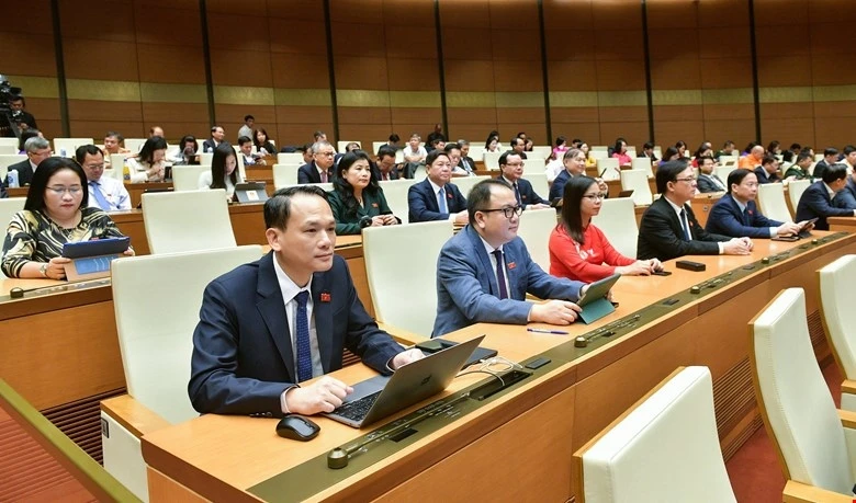 Đại biểu Quốc hội ấn nút biểu quyết trên hội trường, sáng 29/6.