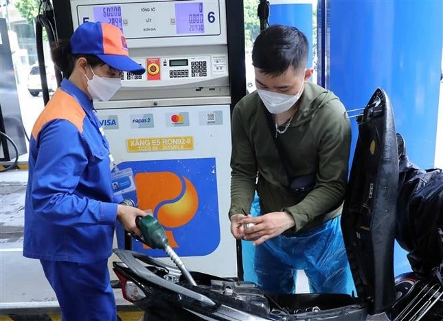 Giá xăng dầu vượt 25.000 đồng/lít từ chiều nay.