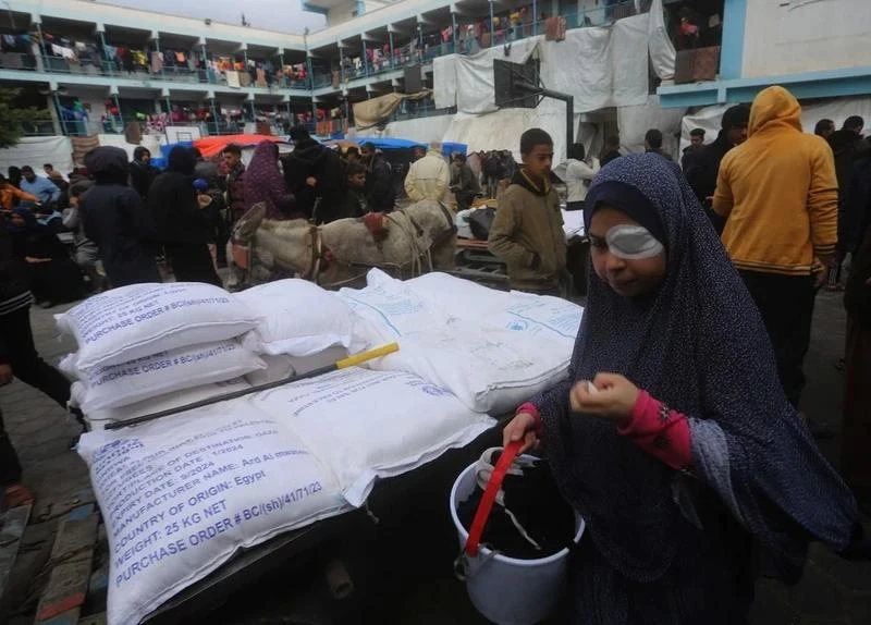 Người dân chờ nhận lương thực cứu trợ của UNRWA tại Rafah, Dải Gaza.