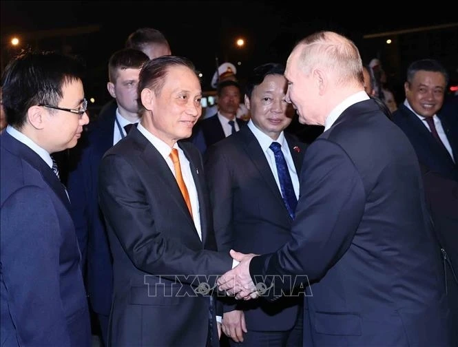 Bí thư Trung ương Đảng, Trưởng Ban Đối ngoại Trung ương Lê Hoài Trung và Phó Thủ tướng Trần Hồng Hà tiễn Tổng thống Liên bang Nga Vladimir Putin tại sân bay quốc tế Nội Bài, Hà Nội.