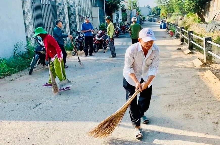 Ủy ban MTTQ Việt Nam phường Tân Bình, TP.Dĩ An và các khu phố ra quân vận động người dân dọn vệ sinh, làm đẹp cảnh quan đường phố.