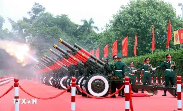 Nghi thức bắn 21 loạt đại bác chào mừng Tổng thống Liên bang Nga Vladimir Putin thăm cấp Nhà nước tới Việt Nam.