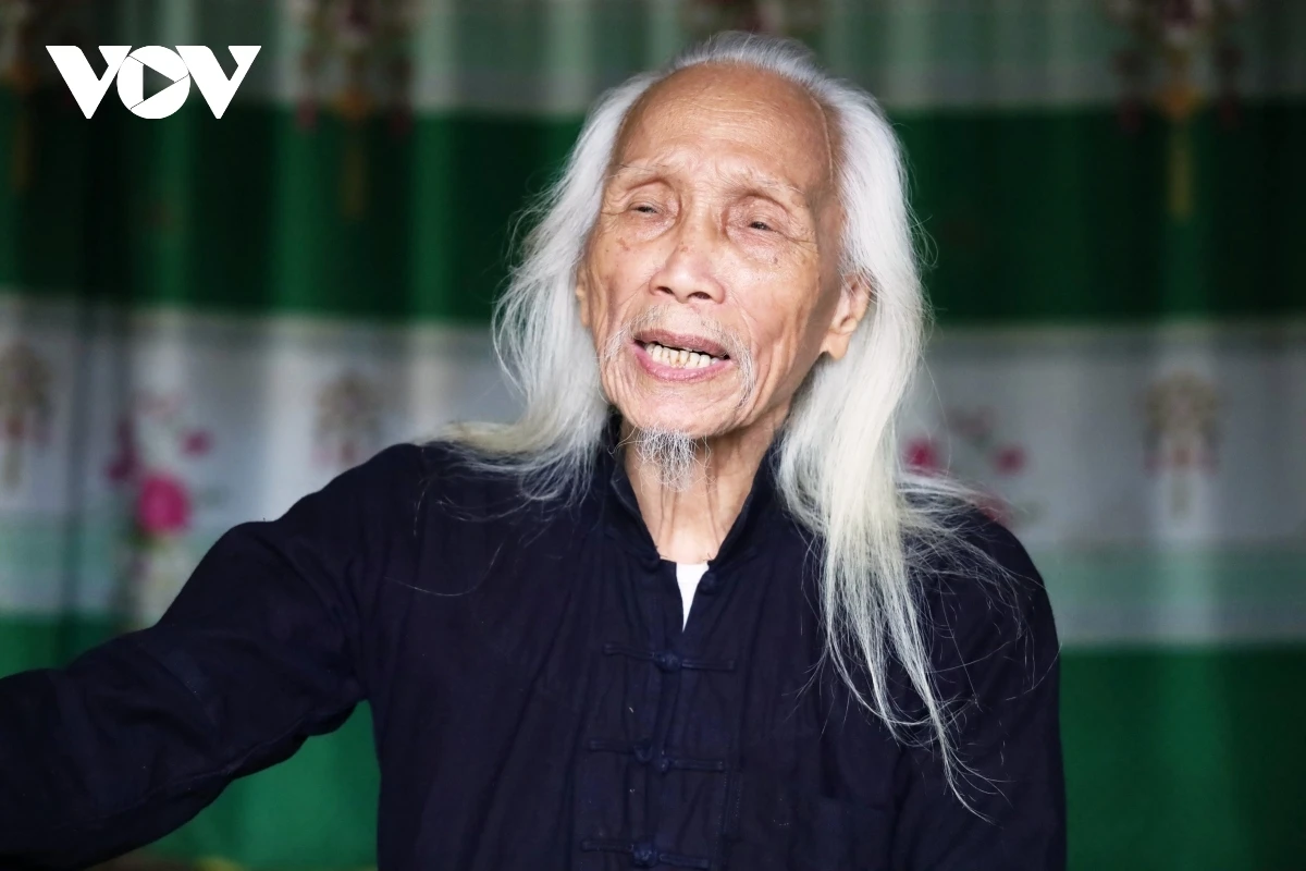 Nghệ nhân Lò Văn Biến được coi là "pho sử sống" về văn hóa Thái ở Nghĩa Lộ, Yên Bái.
