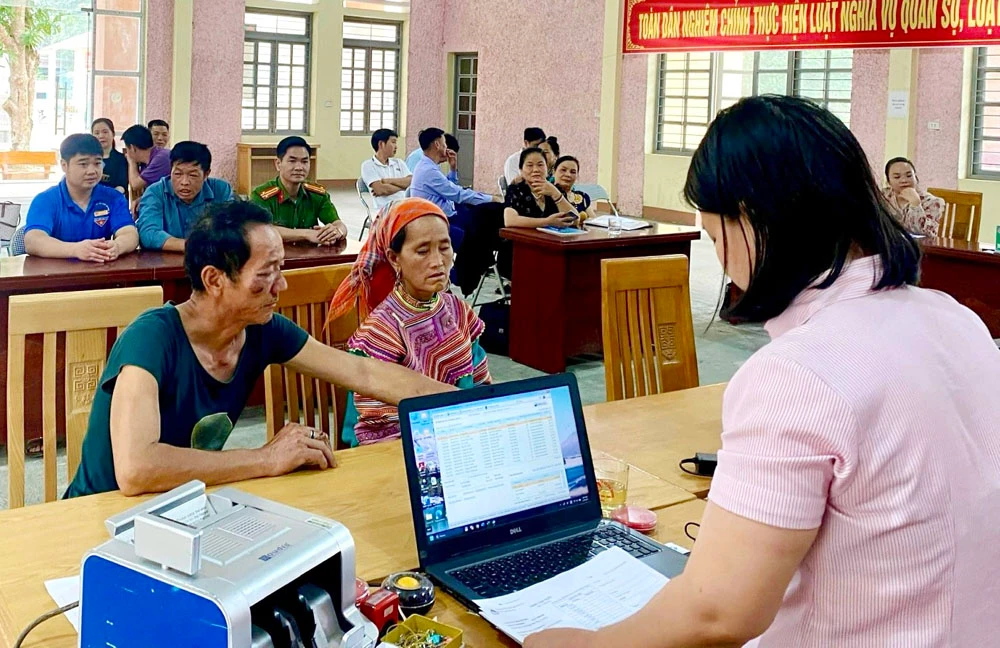giải ngân nguồn vốn cho đối tượng ở xã Tân Dương.jpg