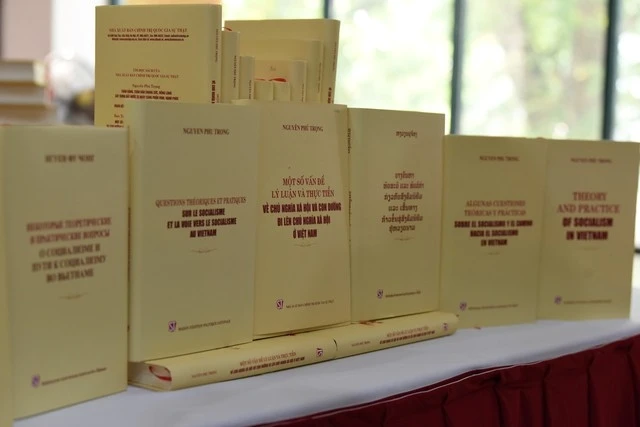 Cuốn sách “Một số vấn đề lý luận và thực tiễn về chủ nghĩa xã hội và con đường đi lên chủ nghĩa xã hội ở Việt Nam” được xuất bản bằng 7 ngoại ngữ (Anh, Trung Quốc, Lào, Nga, Pháp, Tây Ban Nha và Hà Lan).