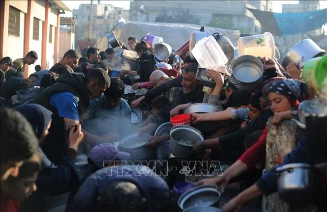 Người dân xếp hàng chờ được phát thức ăn cứu trợ tại Rafah, Dải Gaza, ngày 14/3/2024.
