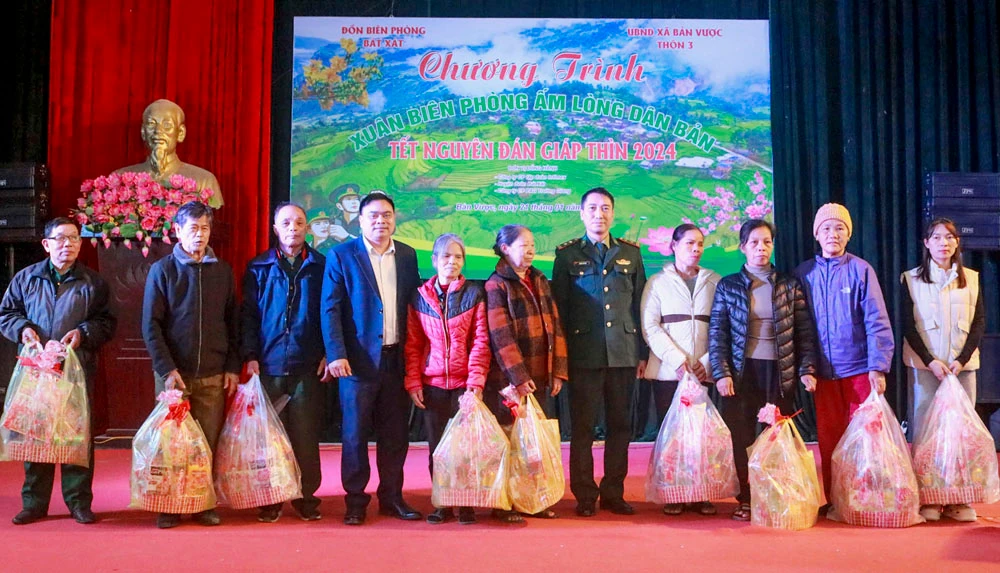 tang-qua-cho-10-gia-dinh-chinh-sach-4792.jpg