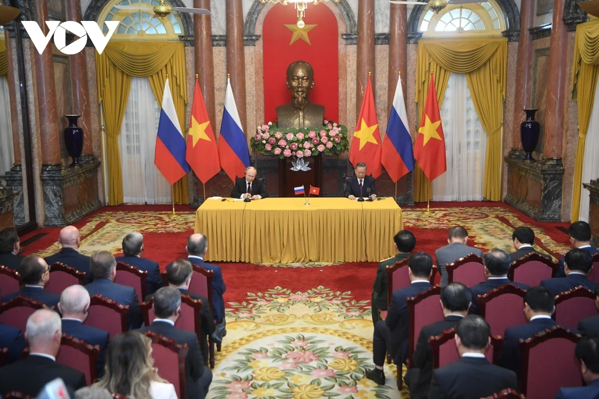 Toàn cảnh buổi họp báo chung.