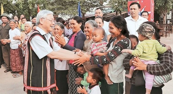 Tổng Bí thư Nguyễn Phú Trọng với đồng bào dân tộc thôn Konrơ Bàng 2 (xã Vinh Quang, thành phố Kon Tum).