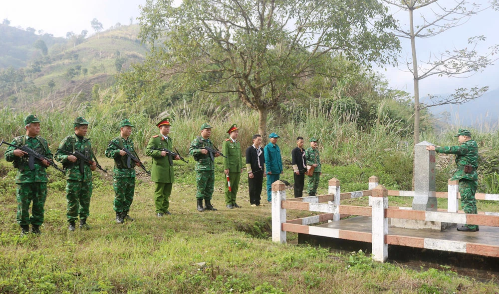 Nhân dân thôn Lũng Pô tham gia tuần tra đường biên, mốc giới(1).jpg