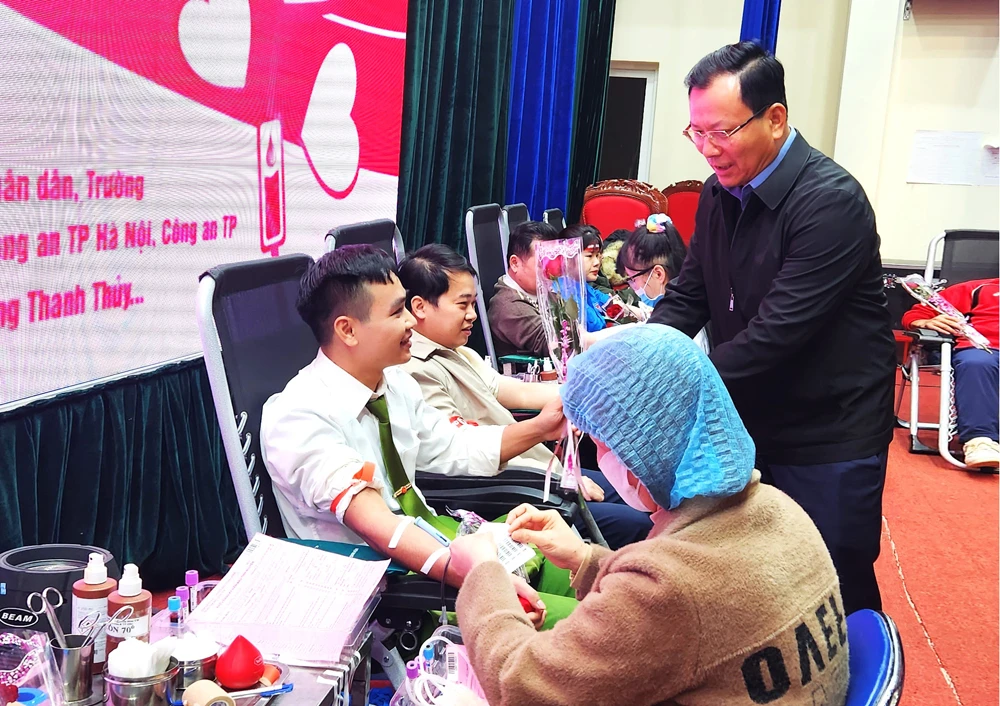 dc-hoang-quoc-khanh-pho-ct-ubnd-tinh-tang-hoa-dong-vien-nguoi-hien-mau-3905.jpg