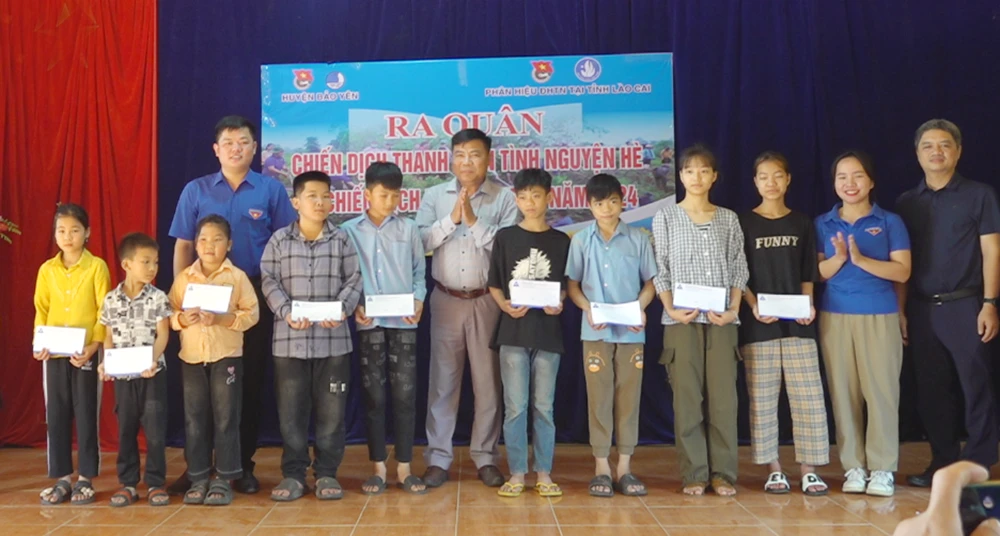 Đoàn phân viện Đại học Thái Nguyên tại Lào Cai và các nhà tài trợ tặng quà cho các em học sinh có hoàn cảnh khó khăn tại xã Thượng Hà.png