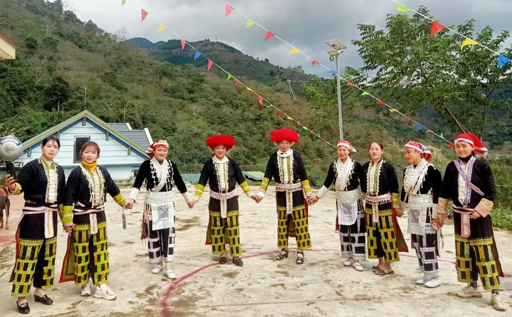 Chị em phụ nữ thôn Lũng Pô chuẩn bị trang phục truyền thống đón Tết, du xuân.jpg