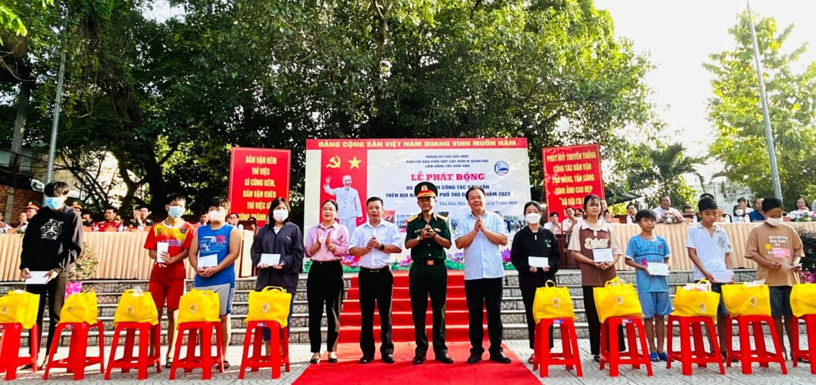 Lãnh đạo TP.Thủ Dầu Một và các ban, ngành, đơn vị tặng quà cho các em học sinh có hoàn cảnh khó khăn.