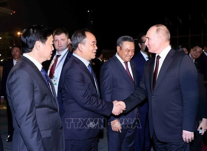 Phó Thủ tướng Trần Hồng Hà và Chủ nhiệm Văn phòng Chủ tịch nước Lê Khánh Hải tiễn Tổng thống Liên bang Nga Vladimir Putin tại sân bay quốc tế Nội Bài, Hà Nội.