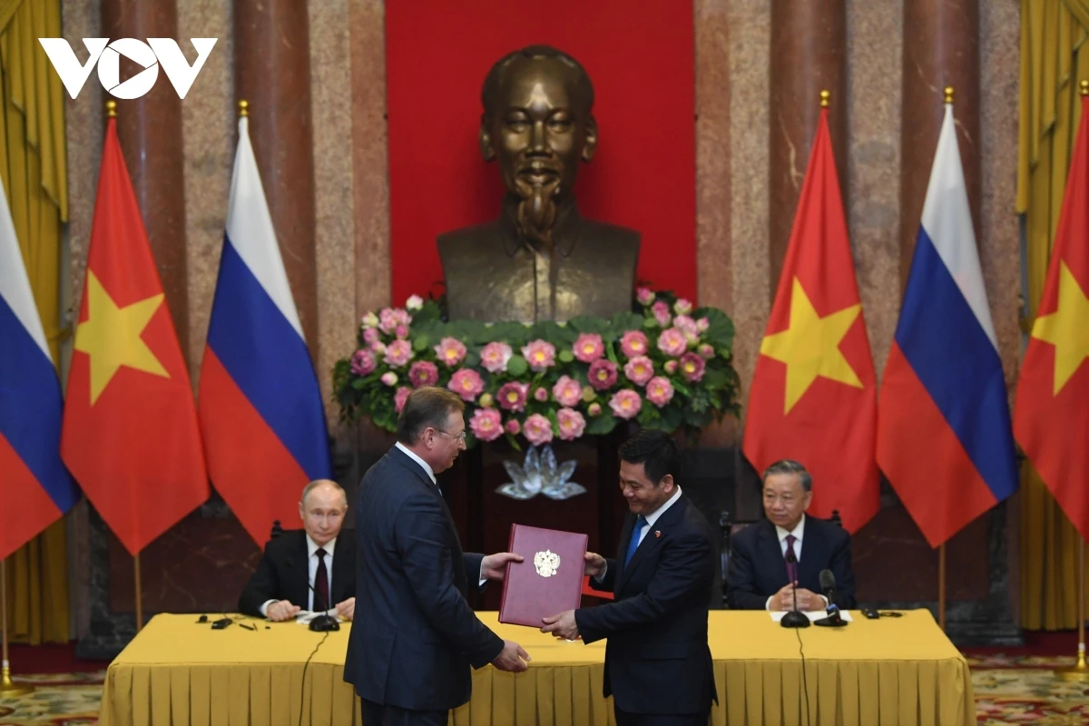 Hai nhà lãnh đạo chứng kiến lễ trao các văn kiện hợp tác.