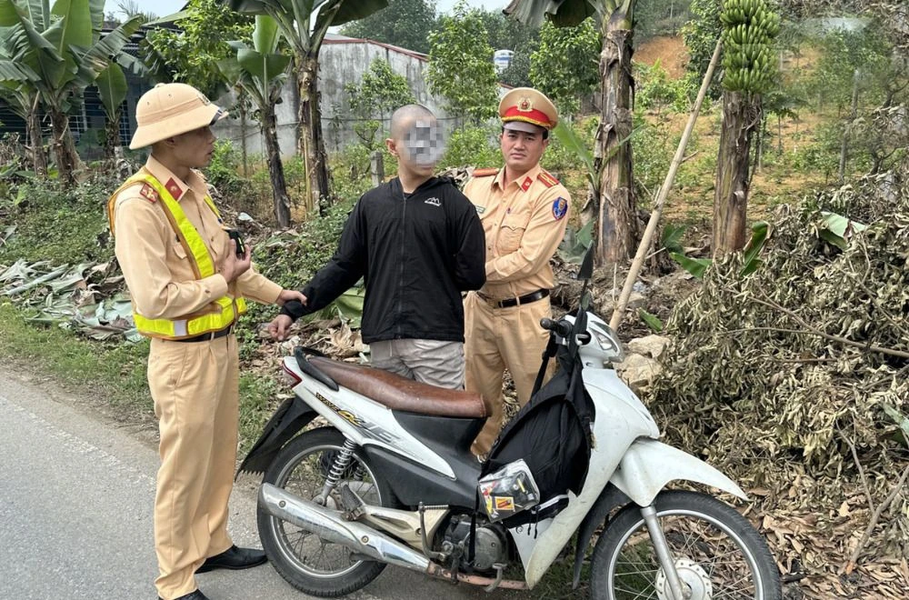 Đối tượng bị lực lượng CSGT khống chế bắt giữ.jpg